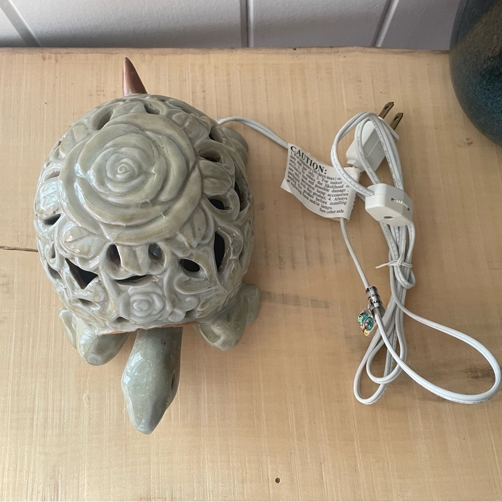 Beautiful Turtle Light 9” x 5” Ceramic Ocean Sea Beach Decor Lamp - Picture 10 of 11